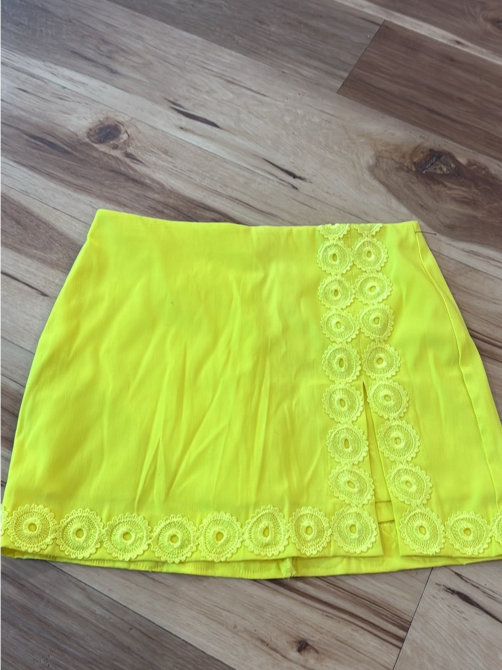 Women’s Neon Yellow Lace Trim Mini Skirt